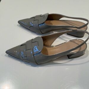 Gemi 38.5 medium heel light grey patent leather sling backs